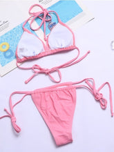 Und verrückter Bikini-Badeanzug mit Krawatte